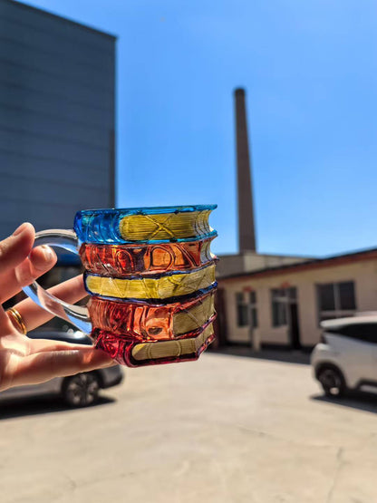 Стъклена чаша с подредени книги